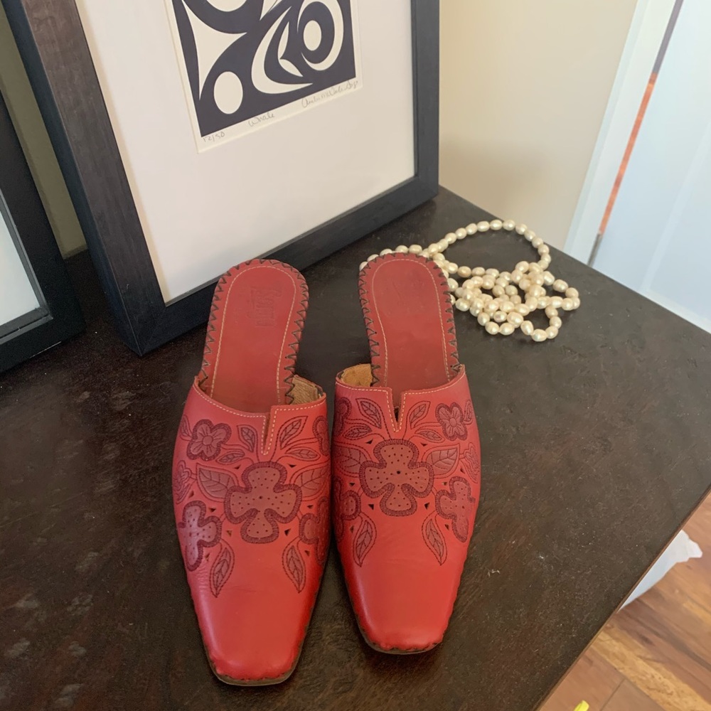 Tonga leather slides